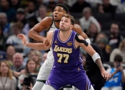 开云体育入口-关于湖人队大胜雄鹿保持不败记录的信息