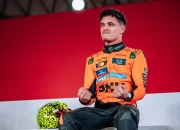 开云足球直播-梅赛德斯碾压雷诺车队，诺里斯惊艳四座的简单介绍