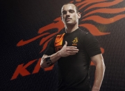 开云体育入口-绿茵场上的双重奏，C罗刷新纪录的孤峰与爱尔兰横扫乌克兰的团队狂想曲