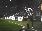 开云体育直播-恩比德攻防转换核心，步行者鏖战辽宁队，一场跨越时空的篮球想象