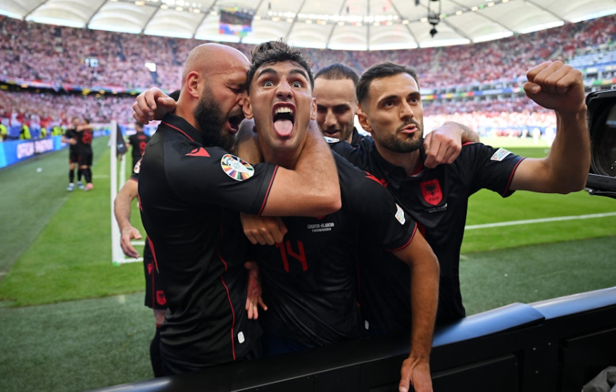 丹麦鏖战那不勒斯,奥亚尔萨瓦尔统治全场 丹麦鏖战那不勒斯,奥亚尔萨瓦尔统治全场