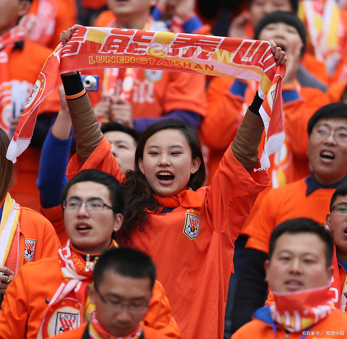 足球比赛现场球迷热情高涨，奉献激情助威的简单介绍