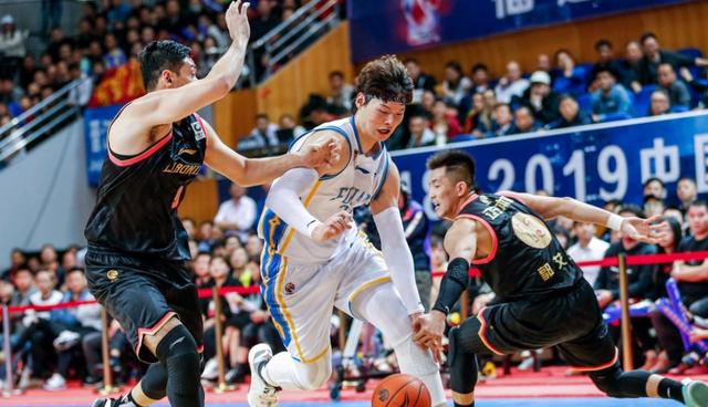 福建外援奉献感人表现,帮助球队赢得宝贵三分的简单介绍 福建外援奉献感人表现,帮助球队赢得宝贵三分的简单介绍