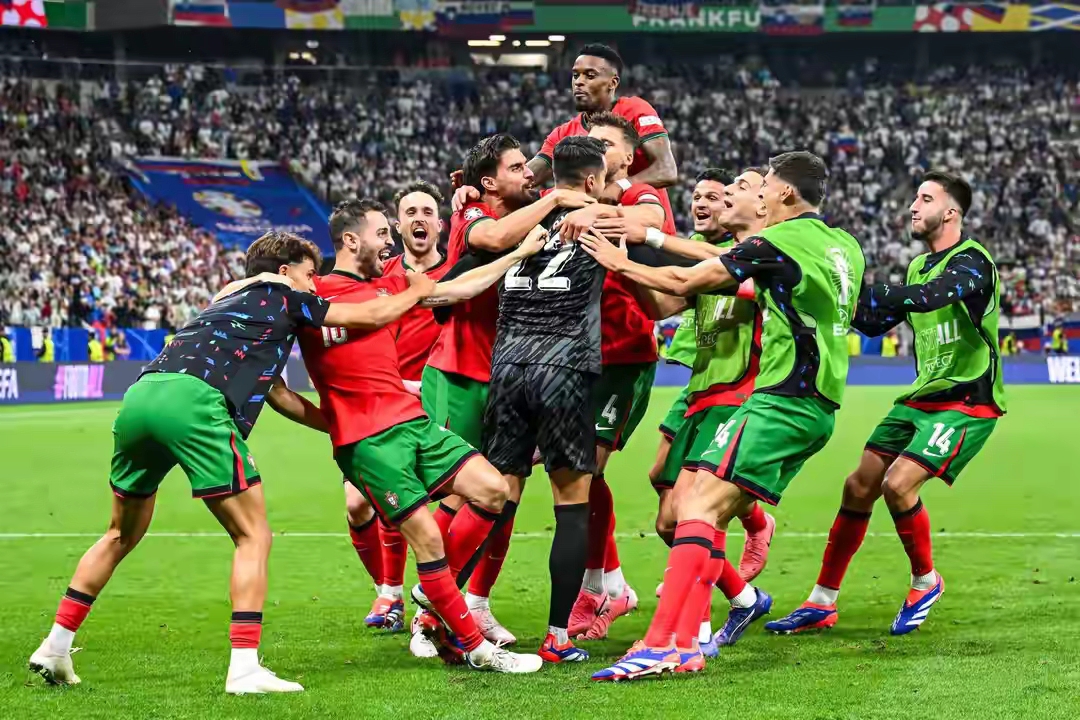 足球比赛中,多支球队奋力拼搏,力争胜出的简单介绍 足球比赛中,多支球队奋力拼搏,力争胜出的简单介绍