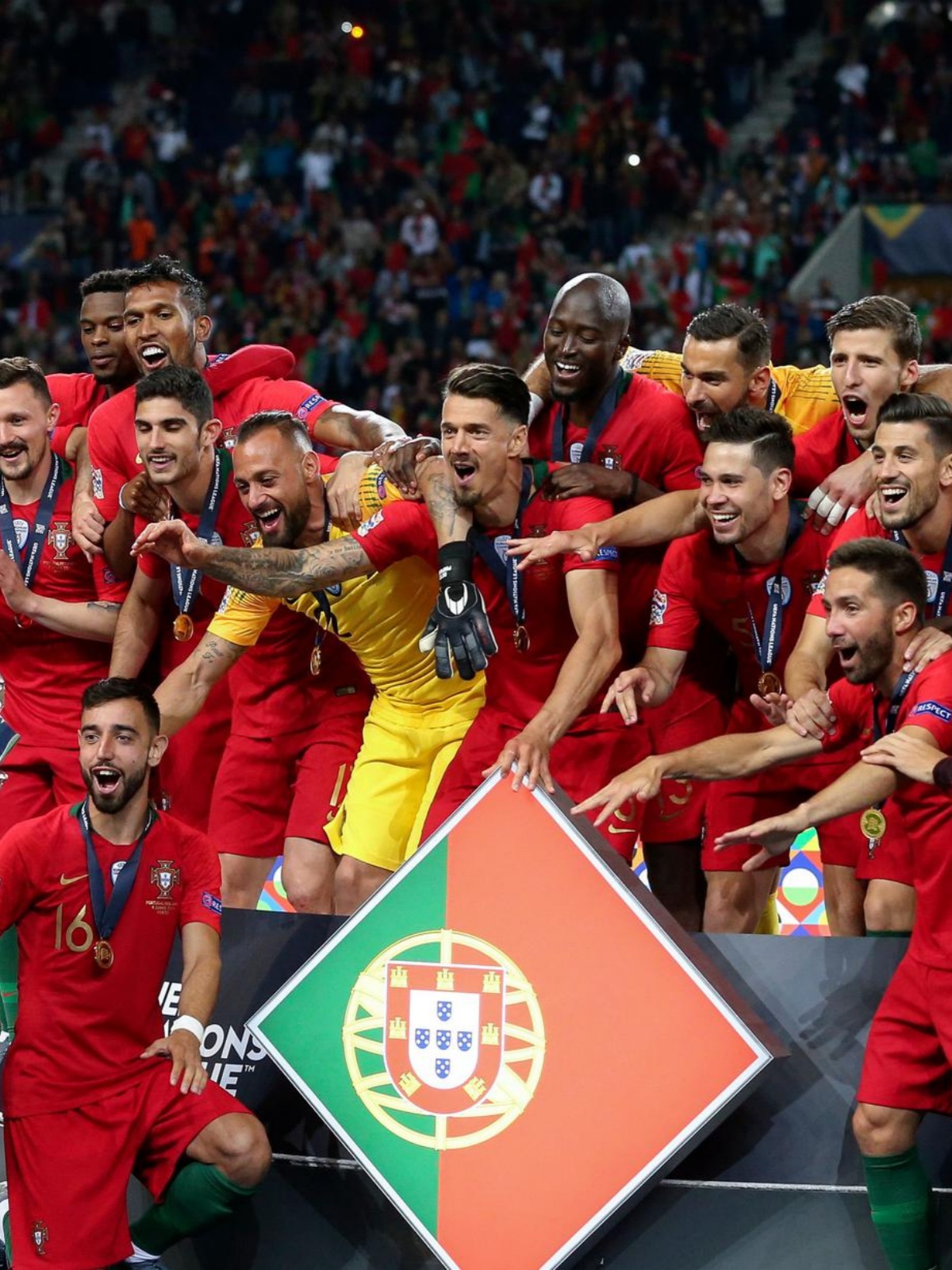 足球比赛中,多支球队奋力拼搏,力争胜出的简单介绍 足球比赛中,多支球队奋力拼搏,力争胜出的简单介绍