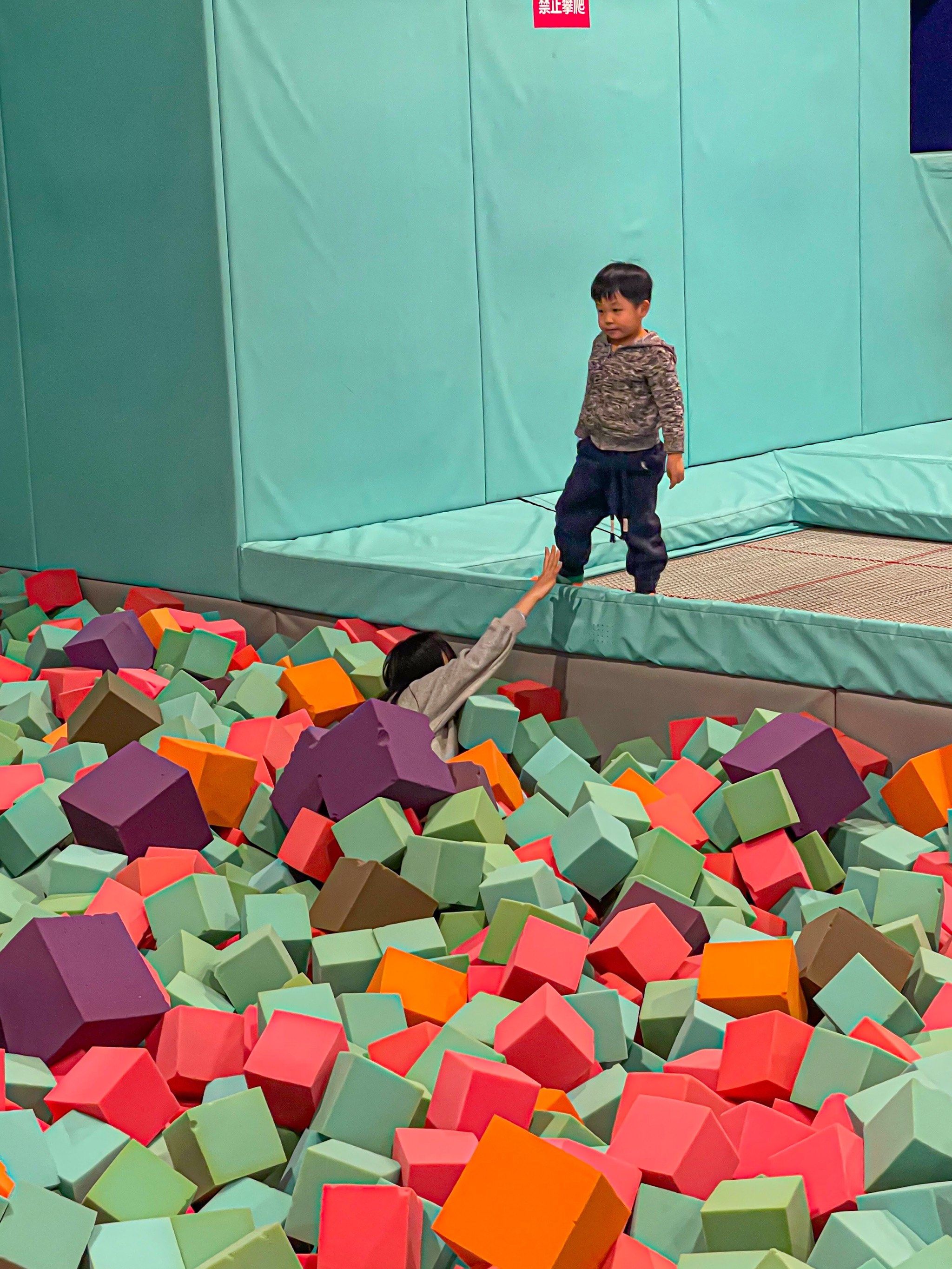 蹦床表演带来惊险刺激的场面 蹦床表演带来惊险刺激的场面