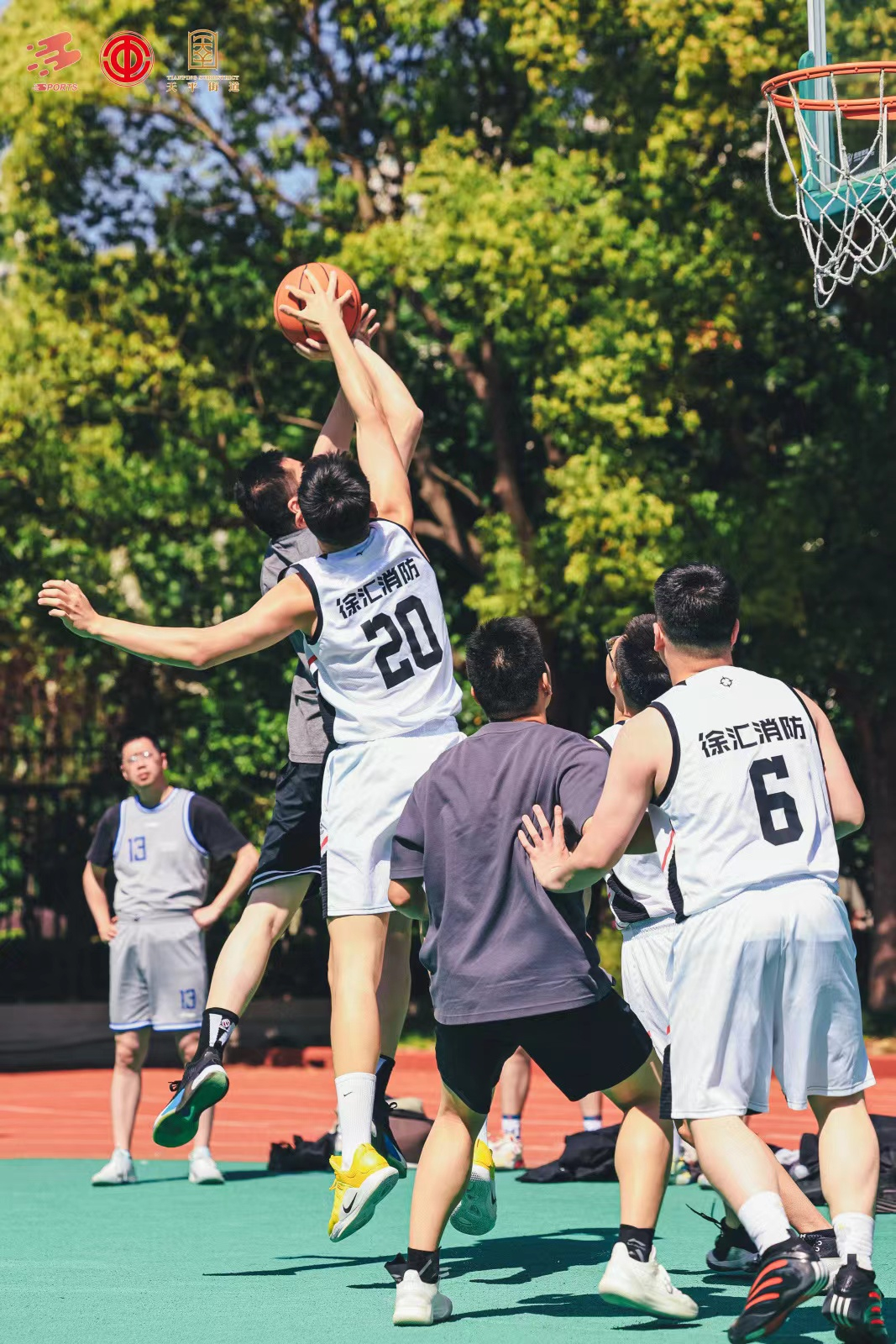 篮球比赛中球员风采十足，实力超群