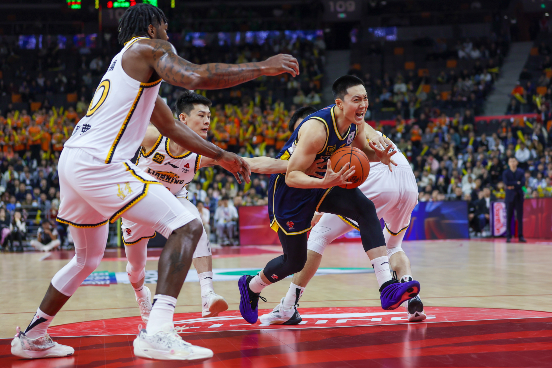 篮球比赛中球员风采十足，实力超群