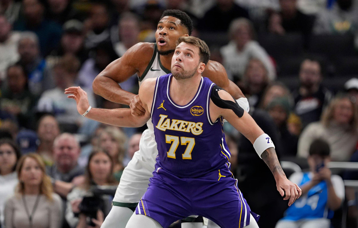 关于湖人队大胜雄鹿保持不败记录的信息 关于湖人队大胜雄鹿保持不败记录的信息