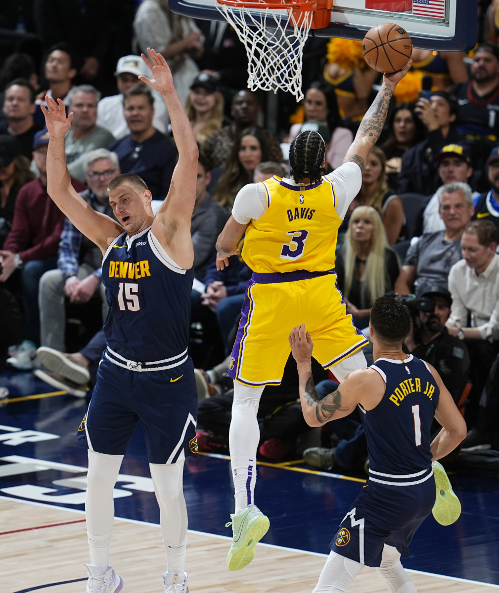 掘金完胜尼克斯，浓眉打破历史纪录的简单介绍