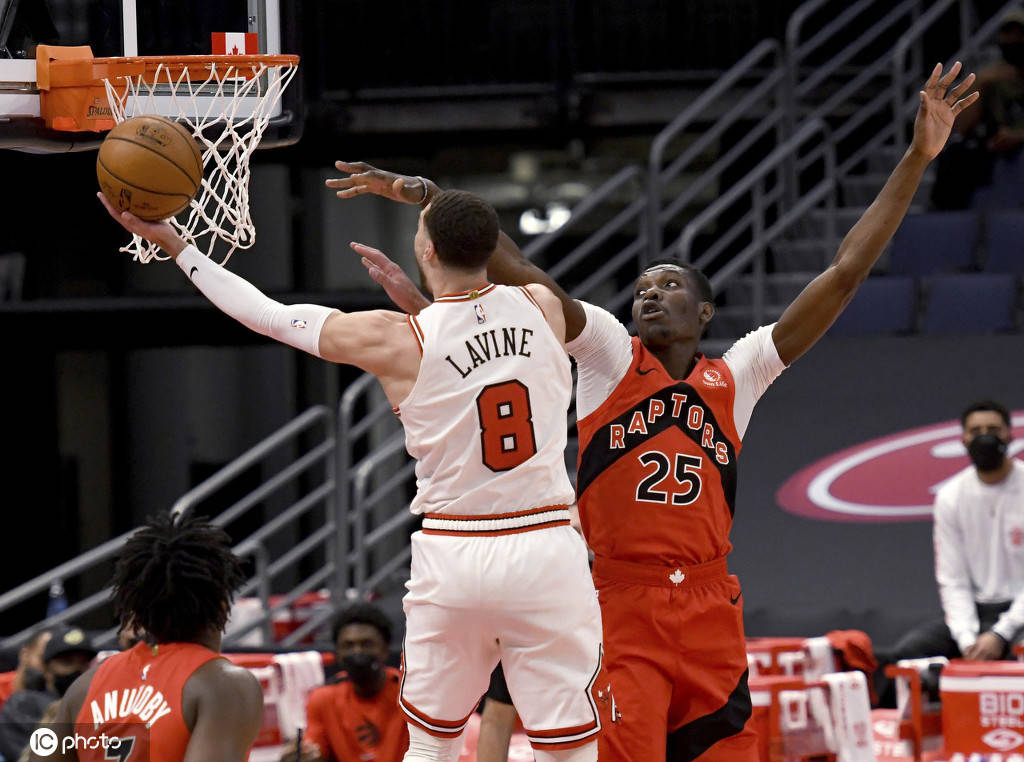 巴西男篮险胜猛龙，拉文送出助攻