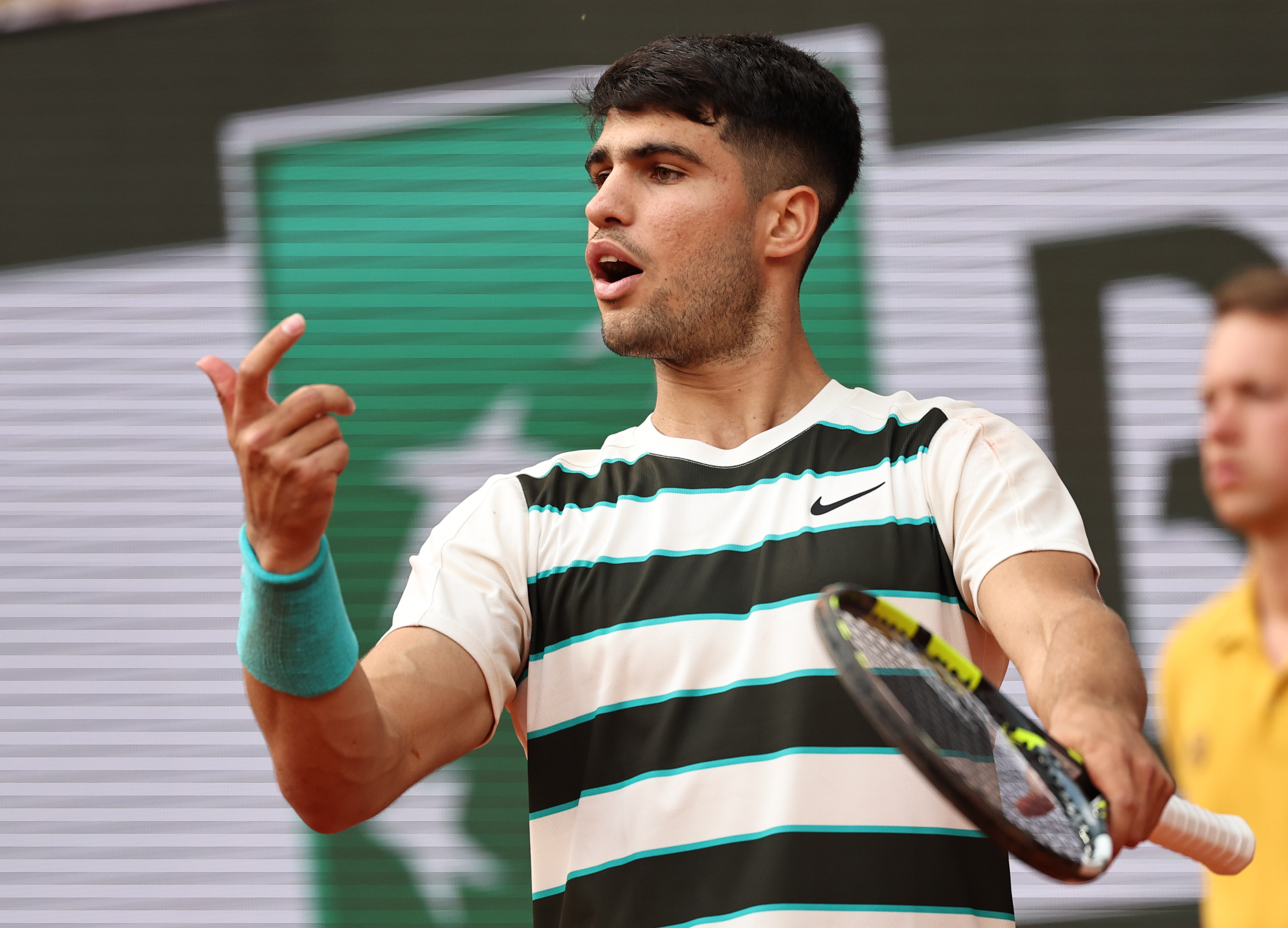 包含法国网球队轻取世界网球队，阿尔卡拉斯打破历史纪录的词条