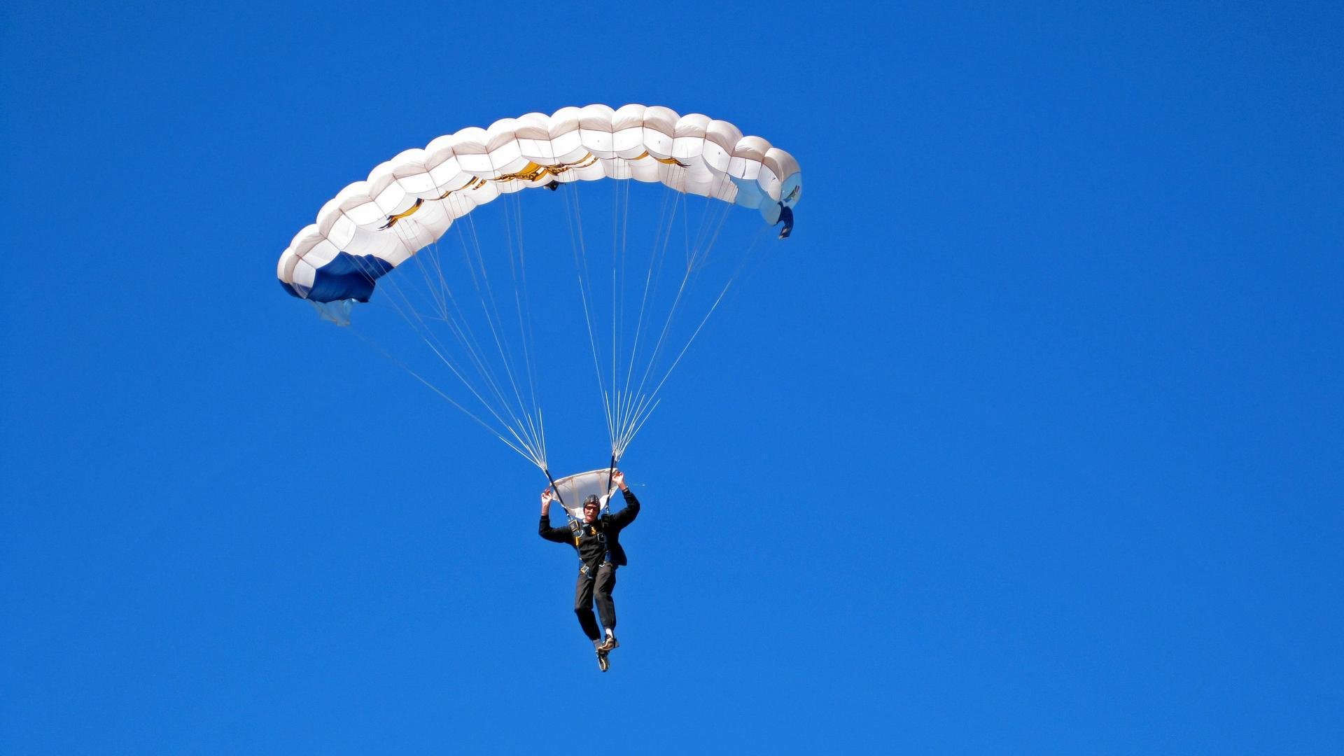 雷霆万钧定天山，米切尔致命三分让新疆队生死战提前落幕