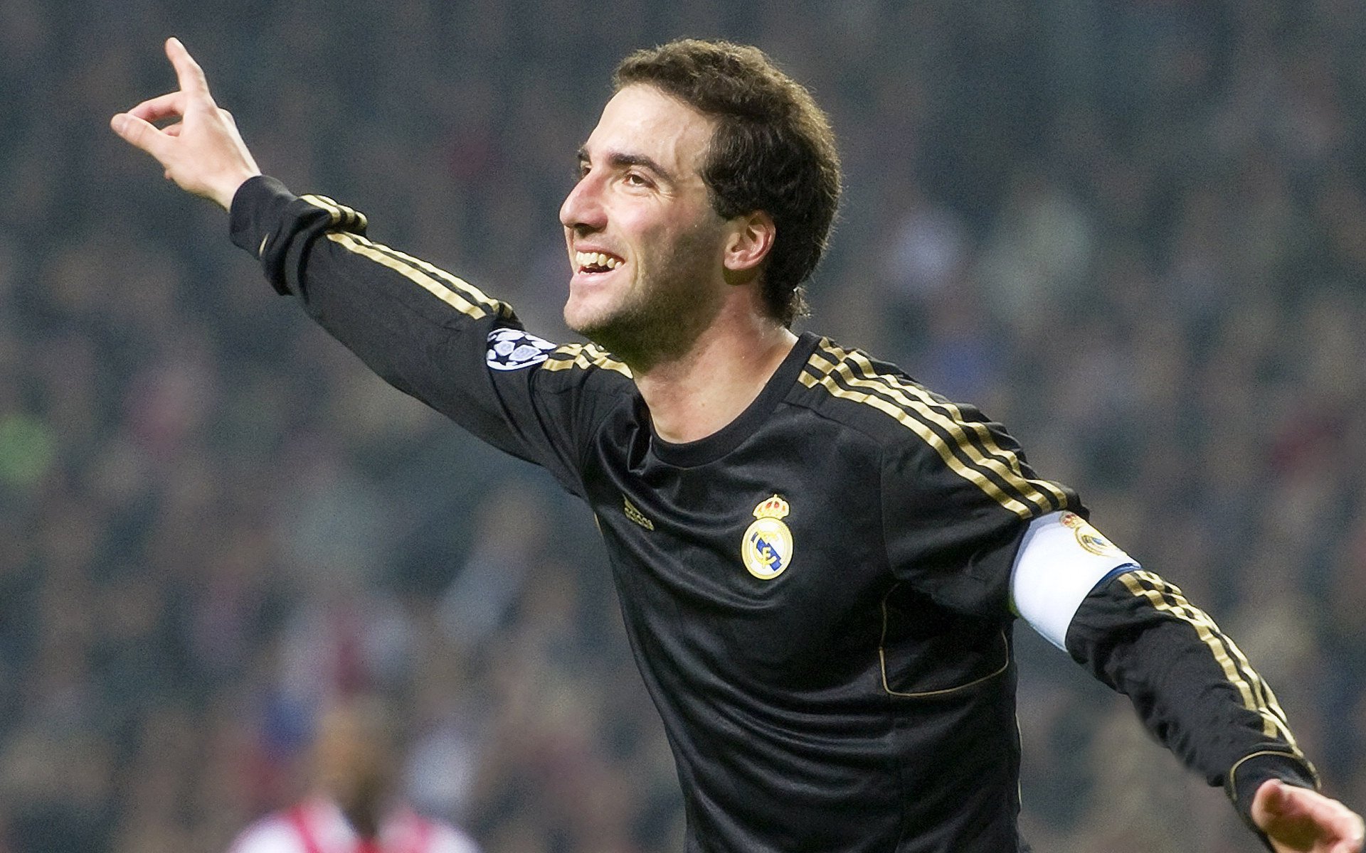 赛道之外的攻防转换艺术，卡瓦哈尔如何成为F1揭幕战之夜的隐形核心